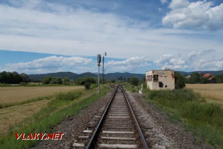 Hucín, Začiatok koľajiska stanice zo smeru Plešivec, vpravo opustené stavadlo; 06.07.2016 © Michal Čellár