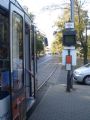 Debrecen: typizovaný zastávkový sloupek tramvajové linky 1 z počátku století na zastávce Egyetem	30.9.2011	. © Jan Přikryl