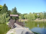 Debrecen: stylový mostek přes rybníček Békas-tó (žabí jezero) v univerzitním parku	30.9.2011	. © Tomáš Kraus