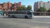 Bologna: dálkový autobus typicky italského designu stojí na jinak prázdné ploše autobusového nádraží	16.8.2012	 © 	Jan Přikryl