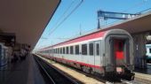 Bologna: dlouhá souprava rakouských vozů stojí jako vlak EC do Mnichova na 8. koleji hlavního nádraží	16.8.2012	 © 	Jan Přikryl