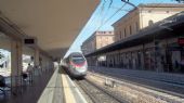 Bologna: zánovní naklápěcí jednotka typu ETR 600 přijíždí z Říma na 3. koleji hlavního nádraží jako vlak Frecciaargento do Benátek	16.8.2012	 © 	Jan Přikryl