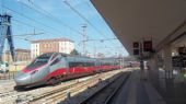 Bologna: zánovní naklápěcí jednotka typu ETR 600 odjíždí ze 6. koleje hlavního nádraží do Říma jako vlak Frecciaargento 	16.8.2012	 © 	Jan Přikryl