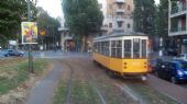 Milano: stará tramvaj typu ''ventotto'' z roku 1928 opouští na lince 19 separátní těleso na Corso Sempione a míří k nádraží Porta Genova	16.8.2012	 © 	Jan Přikryl