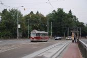 25.08.2013 - Praha: tramvaj Vario, linka číslo 1 se blíží k zástavce Vozovna Střešovice © Radek Hořínek