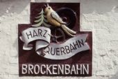 Znak dráhy Harzquerbahn na výpravní budově ve Wernigerode © Pavel Stejskal