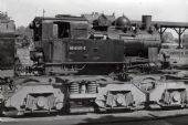 Lokomotiva 99.6101 odpočívá v depu Wernigerode. V popředí přepravní normálně rozchodné podvozky pro stroje 199.8 © Pavel Stejskal