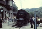 Vlak z Gernrode před výpravní budovou v Alexisbadu. V čele lokomotiva 99.7222 dne 28.6.1987 © Pavel Stejskal
