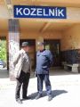 Výmena názorov medzi sprievodcom a revízorom v Kozelníku, 10.05.2014, © Marek L. Guspan