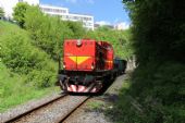 T 466.0253 v čele požiarného vlaku vychádza z Banskoštiavnického tunela, 10.05.2014, © Igor Molnár