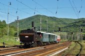 422.0108 v čele parného vlaku v železničnej stanici Hronská Dúbrava, 10.05.2014, © Marián Rajnoha
