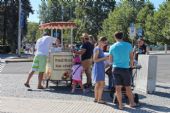 27.08.2016 - Hradec Králové, Eliščino nábř.: traditional ice cream aneb nakupujte hezky česky © PhDr. Zbyněk Zlinský