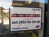 18.11.2016 - Stollberg: cedulka za oknem vlakotramvaje upozorňuje na to, že tu začaly jezdit už před 14 lety © Dominik Havel
