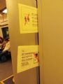 18.11.2016 - úsek Lipsko - Drážďany: průvodčí záhy WC zamknula a do dveří skřípnula postupně dvě cedulky © Dominik Havel