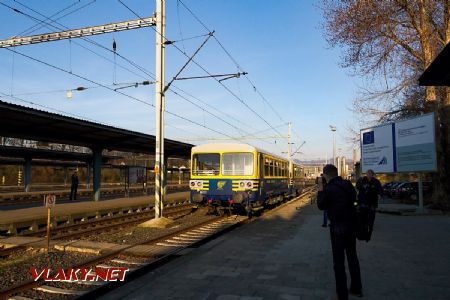 1.4.2017 - Lovosice: 810.435, turistická linka T4 při pusunu k hraně nástupiště © Jiří Řechka