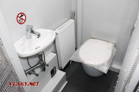 12.4.2017 - Modřice, areál SEE SŽDC: MTW 100 - 001. vozidlo má WC i umývadlo s teplou a studenou vodou © Karel Furiš