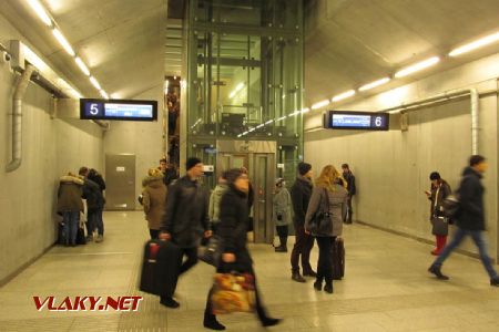 29.12.2016 - Budapešť: Kelenföld, řešení výtahu a schodiště na nástupiště © Dominik Havel
