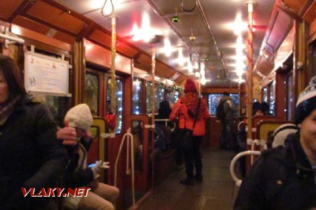 29.12.2016 - Budapešť: vyzdobený interiér světelné tramvaje. Ceduli na okně nalevo jsem nefotil, ale možnosti přestupu jsou vidět i na dálku (červená, žlutá a modrá políčka) © Dominik Havel