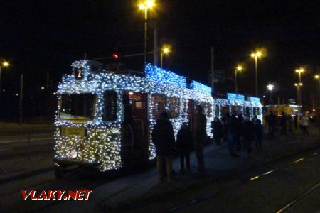 29.12.2016 - Budapešť: Közvágóhíd, světelná tramvaj na konci trasy linky 2 © Dominik Havel