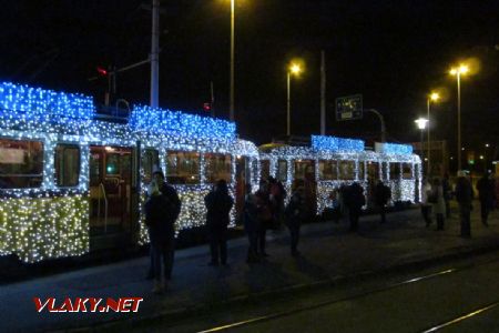29.12.2016 - Budapešť: Közvágóhíd, světelná tramvaj na konci trasy linky 2 © Dominik Havel