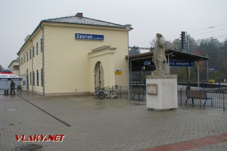 29.10.2008 - Zábřeh n.M.: nádraží se sochou ''Eskymo'' Welzla © PhDr. Zbyněk Zlinský