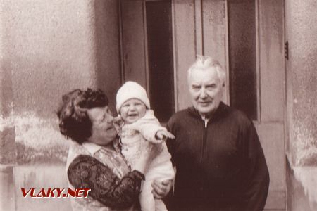 04.04.1981 - Jablonné n.O.: Milan s babičkou a dědou exželezničářem před domem © PhDr. Zbyněk Zlinský