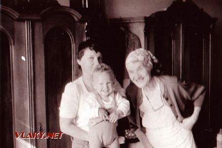 17.08.1981 - Brno-Pisárky: Milan s mámou a prababičkou v jejím bytě © PhDr. Zbyněk Zlinský