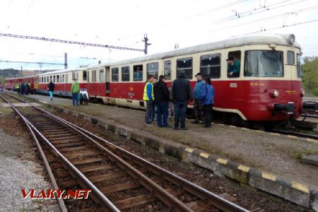 Súprava historických motorákov čaká na príchod parného vlaku; Kostoľany nad Hornádom 23.4.2017 © Miroslav Sekela