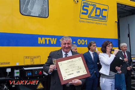 13.6.2017 - Ostrava, Czech Raildays: generální ředitel SŽDC Pavel Surý s pamětní tabulkou © Jiří Řechka