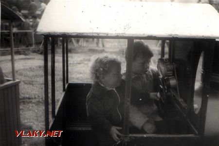 06.10.1984 - Uherský Brod: Zdeňka s Milanem v mašince na pouti © PhDr. Zbyněk Zlinský