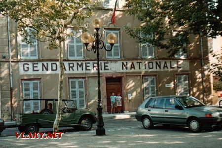 16.07.1991 - Saint-Tropez: Milan a Zdeňka před nejznámější četnickou stanicí světa © PhDr. Zbyněk Zlinský