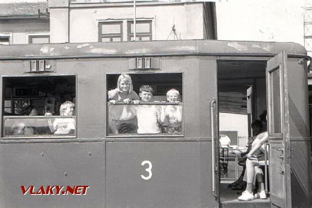 30.08.1992 - Hradec Králové hl.n.: Zdeňka a Milan s kamarádem v parním vlaku do Jaroměře © PhDr. Zbyněk Zlinský
