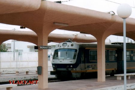03/04.2000 - Monastir: nástupiště ''Métra du Sahel'' se soupravou Ganz © PhDr. Zbyněk Zlinský