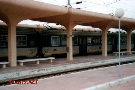 03/04.2000 - Monastir: nástupiště ''Métra du Sahel'' se soupravou Ganz © PhDr. Zbyněk Zlinský