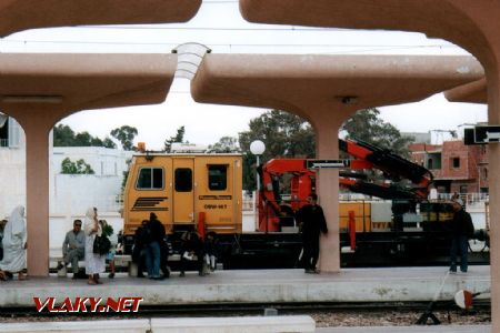 03/04.2000 - Monastir: nástupiště ''Métra du Sahel'' s kolejovým mechanismem Plasser&Theuer OBW-167 © PhDr. Zbyněk Zlinský