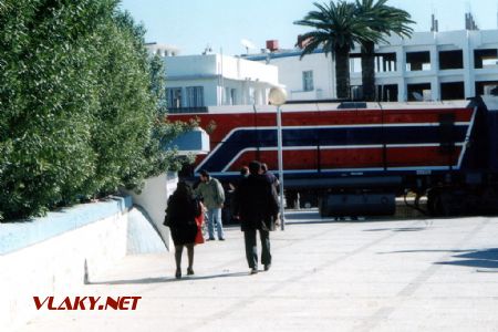 03/04.2000 - Sousse: vjezd rychlíku z ulice na hlavní nádraží © PhDr. Zbyněk Zlinský