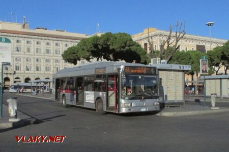 Roma Termini: tuctový autobus Iveco, 14. 8. 2016 © Libor Peltan