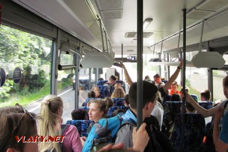 23.6.2017 - cesta Doudleby - Litice: interiér low-entry autobusu Setra S415 LE business s vysokými okny v nízkopodlažní části © Dominik Havel