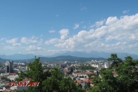 Výhľad na hlavné mesto Slovinska z hradieb s majestátnymi Alpami v pozadí; 17.6.2017 © Oliver Dučák