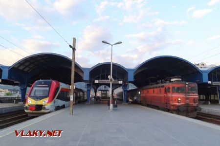 Skopje, jednotka ř. 711 čínské výroby a lokomotiva ř. 441-0, 11.4.2017 © Jiří Mazal