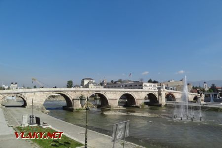 Skopje, řeka Vardar s kamenným mostem, 13.4.2017 © Jiří Mazal
