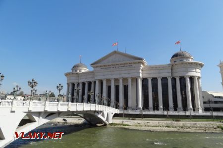 Skopje, Ústavní soud s Archeologickým muzeem, 13.4.2017 © Jiří Mazal