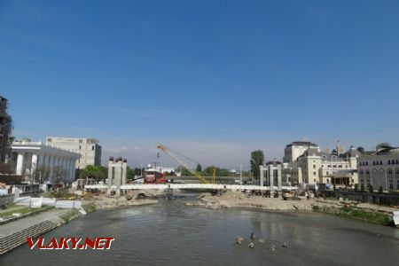 Skopje, na řece Vardar vzniká již čtvrtý most vedle sebe, 13.4.2017 © Jiří Mazal