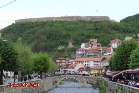Prizren, kamenný most s pevností Kaljaja, 14.4.2017 © Jiří Mazal
