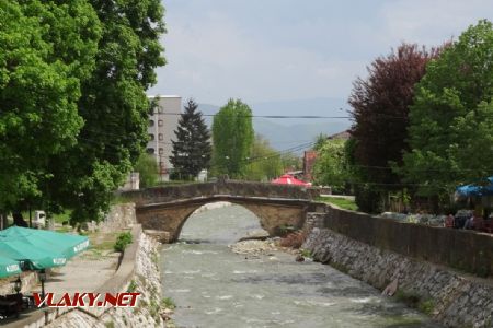 Tetovo, řeka Pena s kamenným mostem, 16.4.2017 © Jiří Mazal