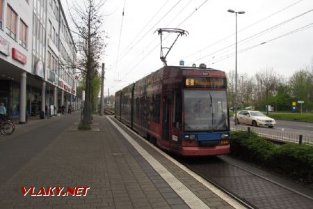 15.4.2017 - Lipsko: Schönauer Ring, přibližně 20 let stará tramvaj NGT8 © Dominik Havel