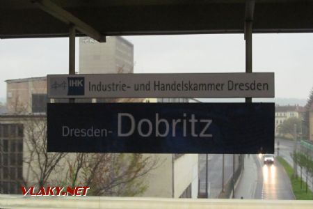 15.4.2017 - Drážďany: reklamy v názvu stanice © Dominik Havel
