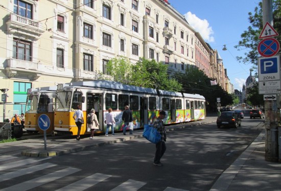 Súpravy domáceho pôvodu Ganz na konečnej linky 2- Jászai Mari tér, 8.5.2014, © Juraj Földes