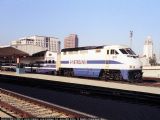F59PHI 874, Metrolink. 28.7.2000, Union Station, Los Angeles, CA, USA. Aj takáto lokomotíva sa má/mala upraviť na LNG.