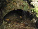 Tunelová rúra je na začiatku z 3/4 zanesená, časť potoka steká do nej